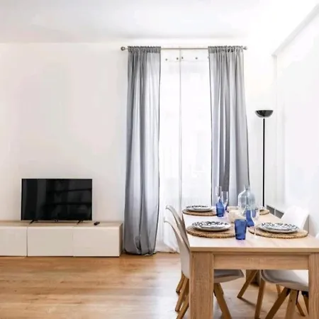 Whale Song - With Private Parking شقة